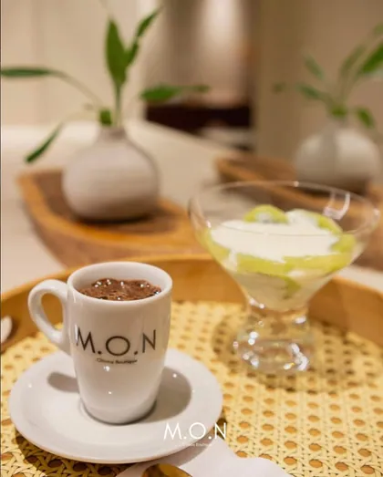 Cortesia servida na recepção da M.O.N Clínica Boutique: café e uma taça de frutas